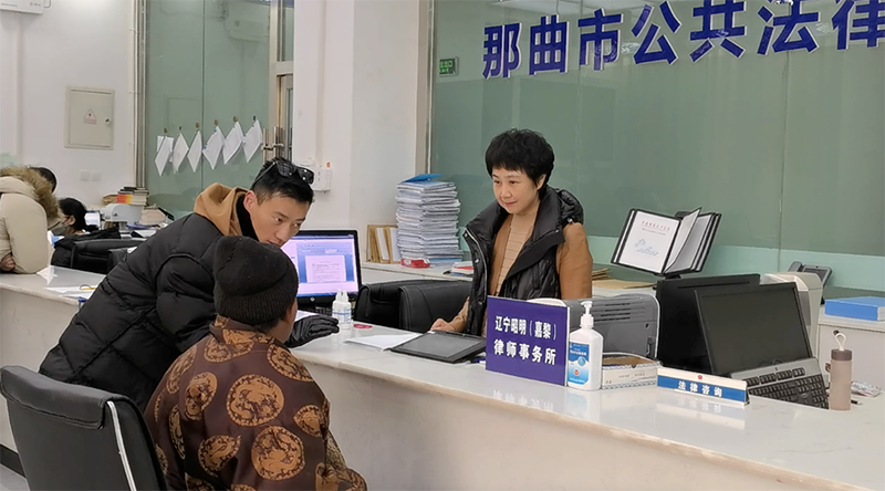 党员律师冯岩在那曲市公共法律服务中心解答法律问题