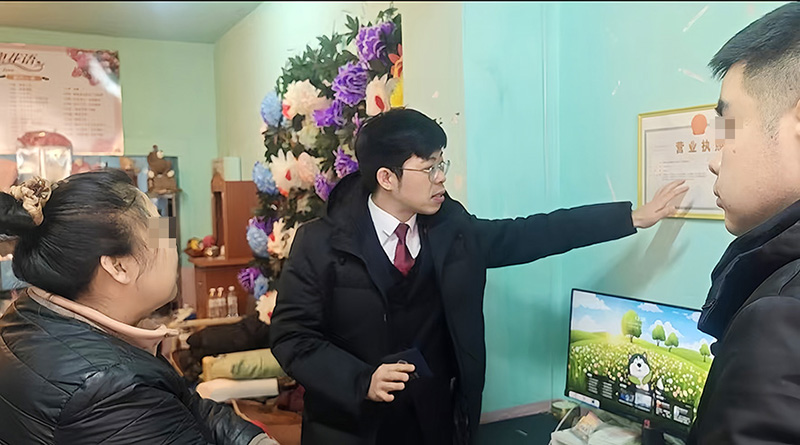鞠理（中）对涉事花店店主释法明理