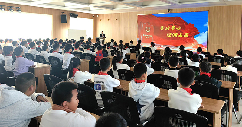 立山法院法官走进校园为同学们带来了一场生动有趣又意义深刻的宪法课