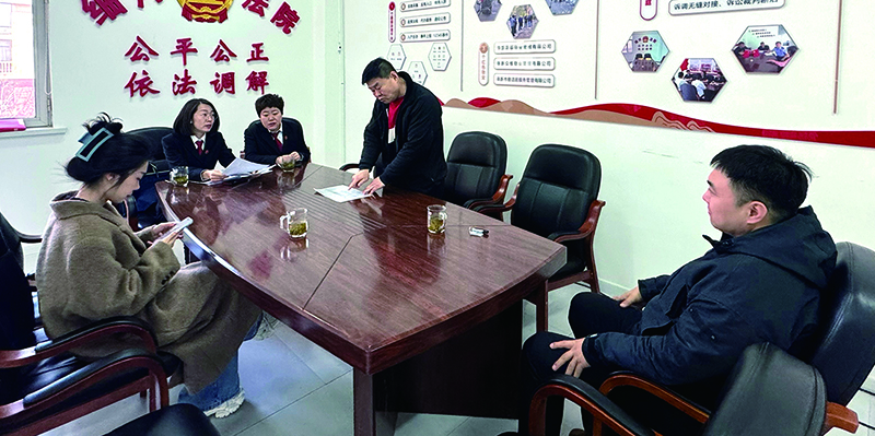 （细河）法院工作人员在综治中心为百姓调解矛盾纠纷