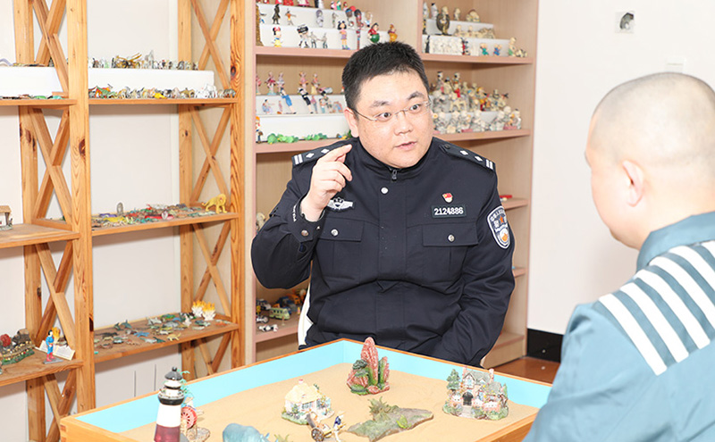 民警宿鹏与罪犯谈心