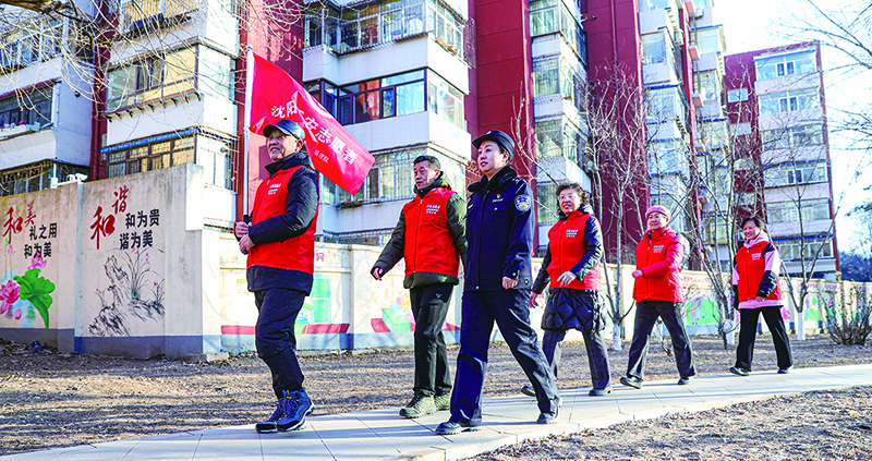 5-社区民警与志愿者深入辖区走访，织密治安防范网络。