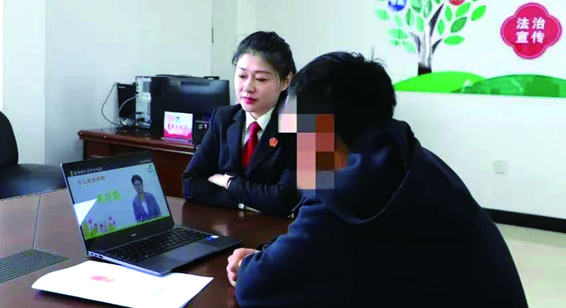 （教育指导令）法官王丽媛陪同当事人观看教育短片