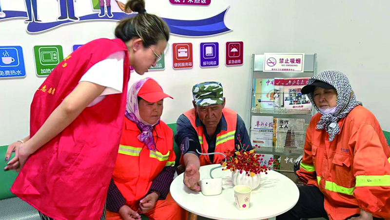 环卫工人在阜新市海州区和平街道工会驿站免费测量血压