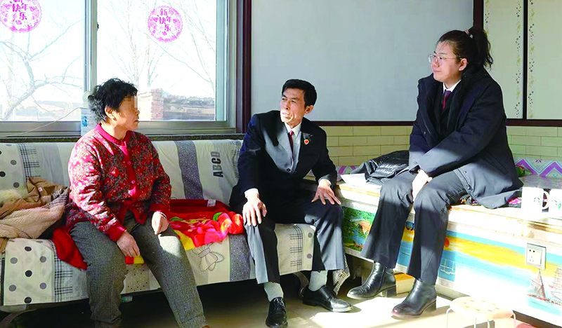 赖俊廷（左二）在蒙古族老人家中