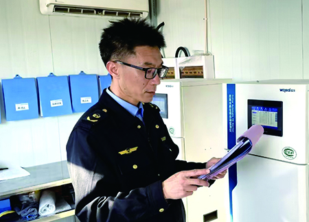 孙东宇在企业在线监测站房检查运行维护记录