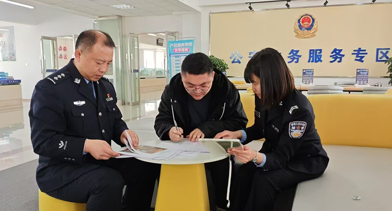 头题图：民警程培龙（ 左）、辅警陈佳丽 （右）正在为群众办理业务