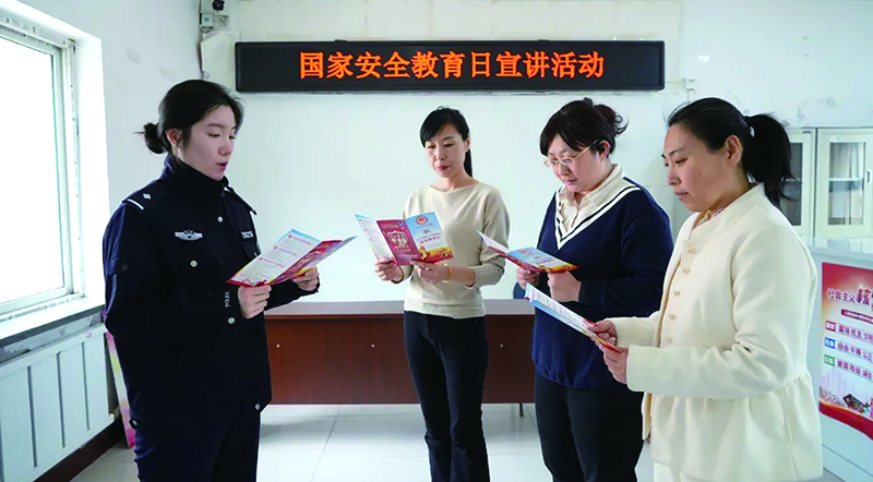 抚顺第二监狱组织民警走进社区开展宣讲活动。