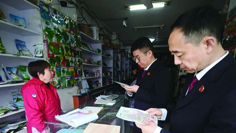 检察干警对经营场所等进行走访