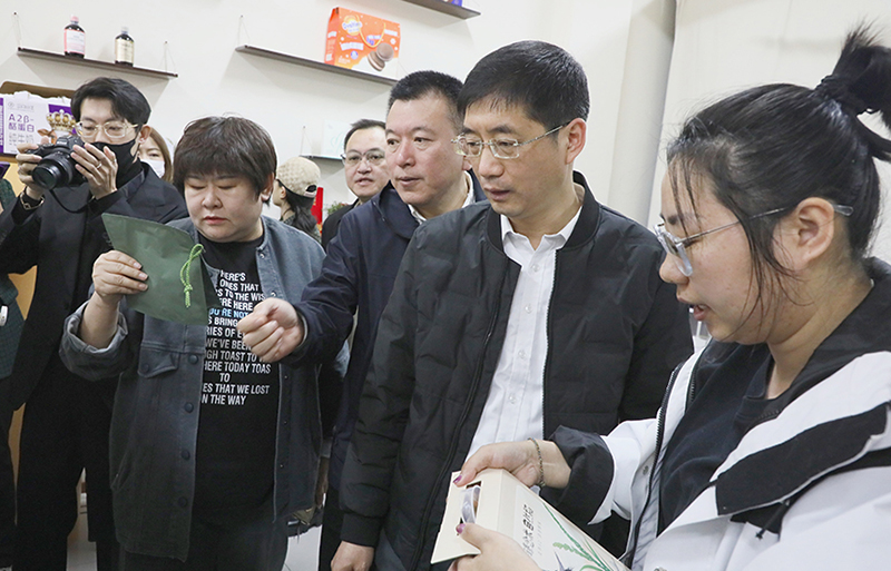 代表们在参观学习中