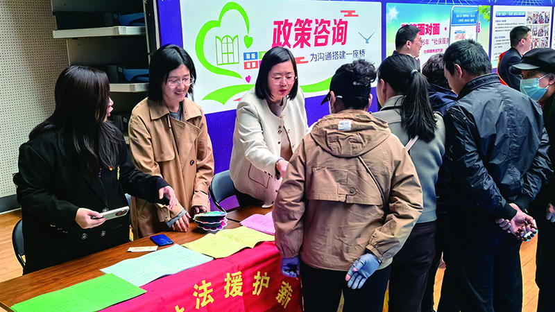 法律援助工作人员在春招会现场服务
