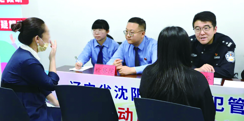 沈阳未成年犯管教所民警向未成年犯家属解答疑惑