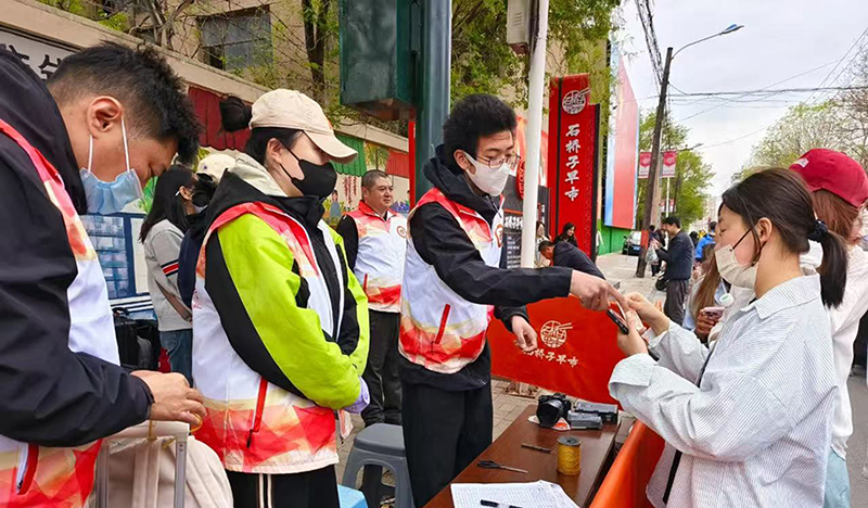 “志愿红”在游客密集的早市为大家服务