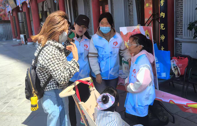 志愿者们为来丹东的游客服务