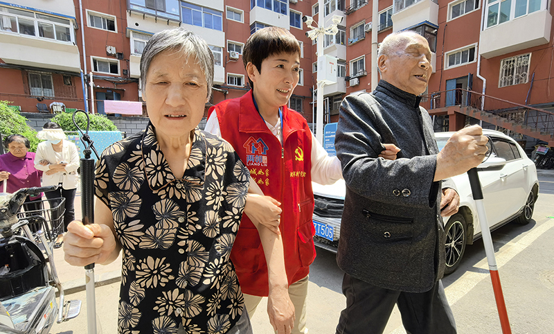 备选0社区党委书记王淑清送盲人回家1