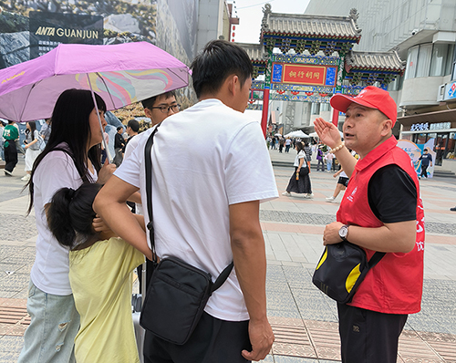 志愿者为游客指路