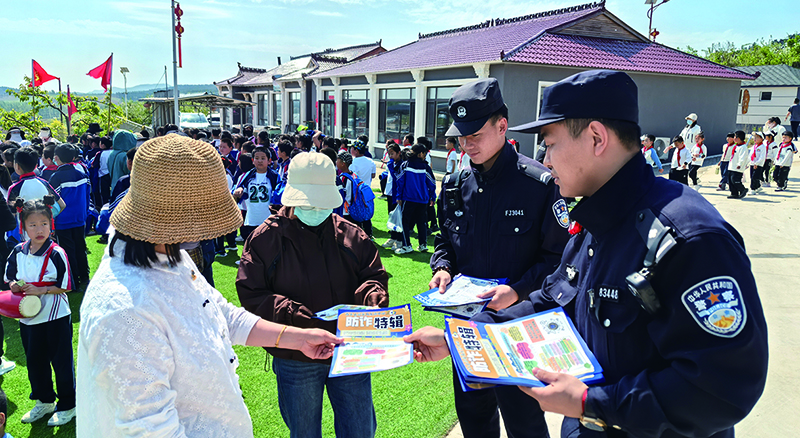 二题图，民警在校园普法