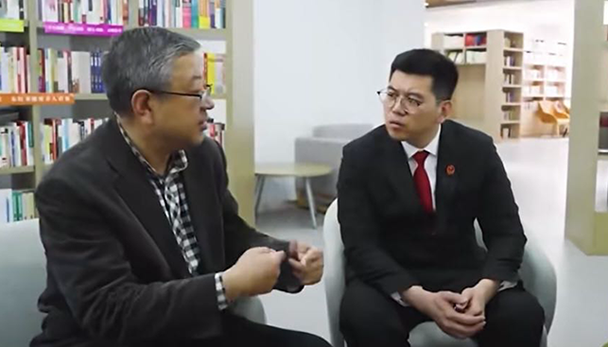 王跃龙（中）向课题导师请教交流