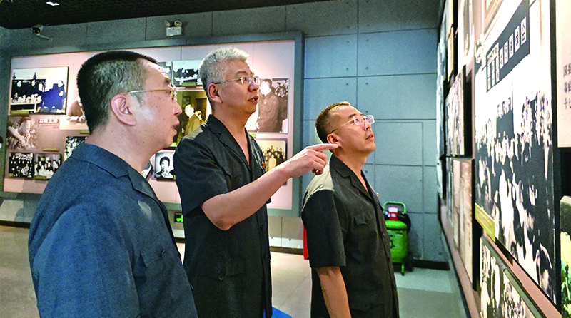 2参观人员在历史照片墙前感慨万分