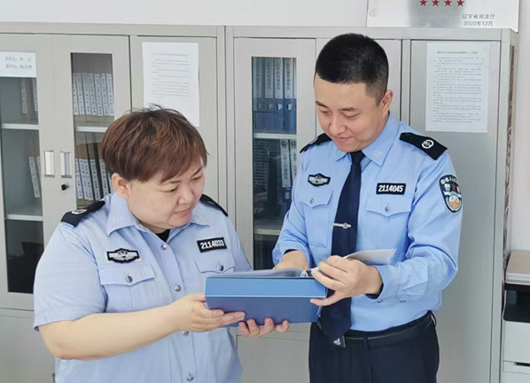 头题图，沈河区司法局北站司法所工作人员落实安置帮教对象一人一档工作。本报记者孟浩 摄