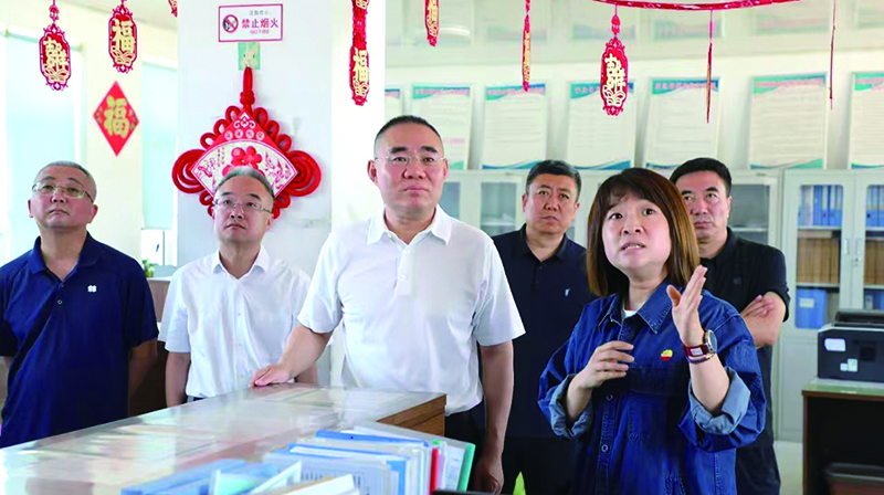 头题图，葫芦岛市副市长、市公安局党委书记、局长刘耀南（中）走访企业