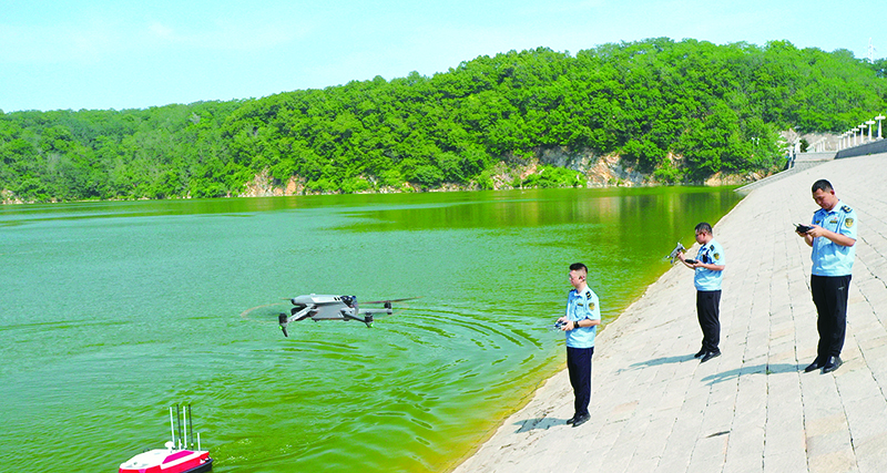 执法人员使用无人船、无人机对水库开展巡查