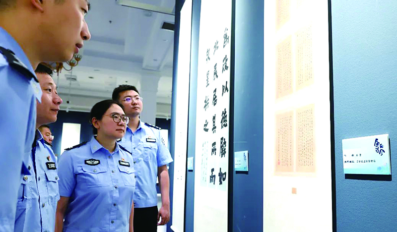 头题图，民警们认真观看书法作品。马立夫 摄