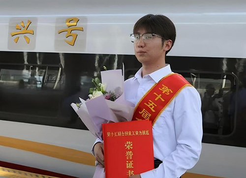 李天宇手中握紧了父亲的荣誉