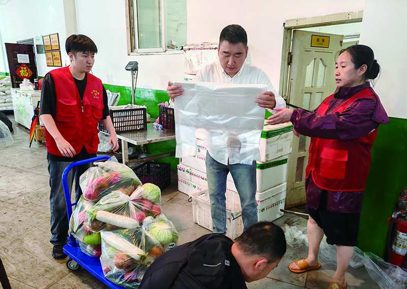进入汛期，为了解决部分困难家庭雨期买菜难题，社区联系党建共建单位，为居民准备了蔬菜包。