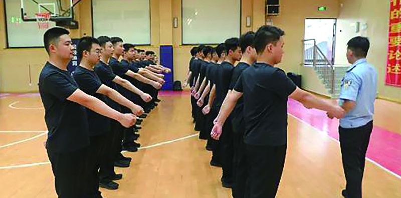二题图，新警进行队列训练。陈刚 摄