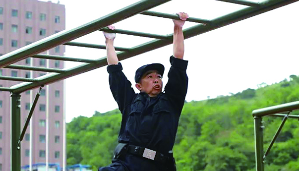 挑战水平云梯 刘子铭、侯小林 摄