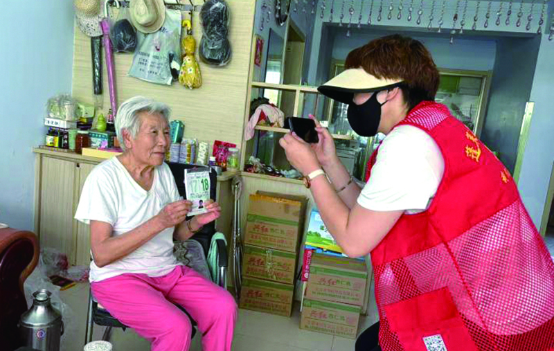 蓬莱社区网格员上门为居民杨奶奶办理业务