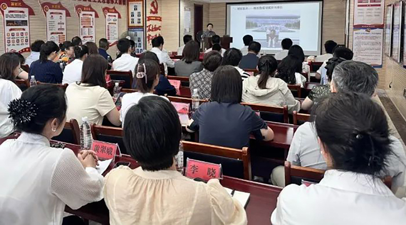 7月15日，大连市委社会工作部会同辽宁师范大学心理学院、大连市心理学会，面向“心理咨询师进社区”试点社区书记现场授课。