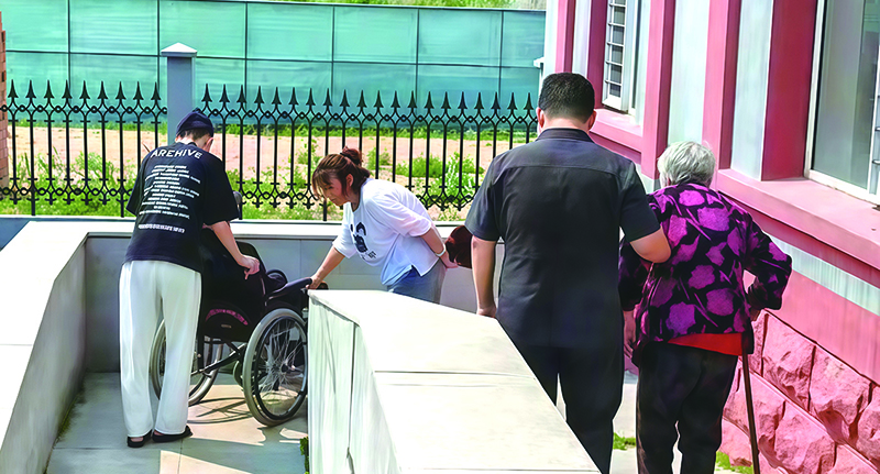头题图，法庭为老人提供轮椅接送暖心服务