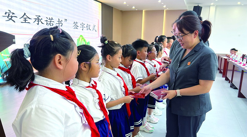 法官为同学们发放“法律护照”