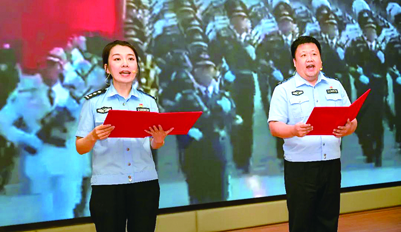 文化艺术表达图，盘锦监狱“铭记历史 开创未来”主题歌咏比赛现场。