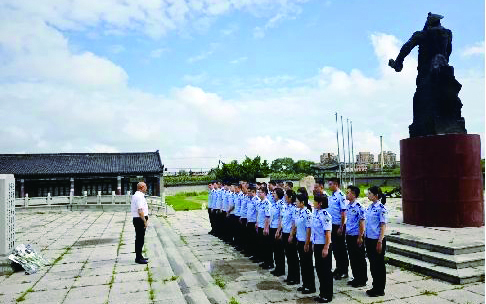 营口监狱青年民警在营口西炮台爱国主义教育基地参观学习。