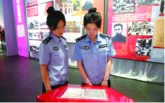 抚顺第二监狱民警参观“丰碑——中国共产党领导东北抗战的历史贡献主题展”。