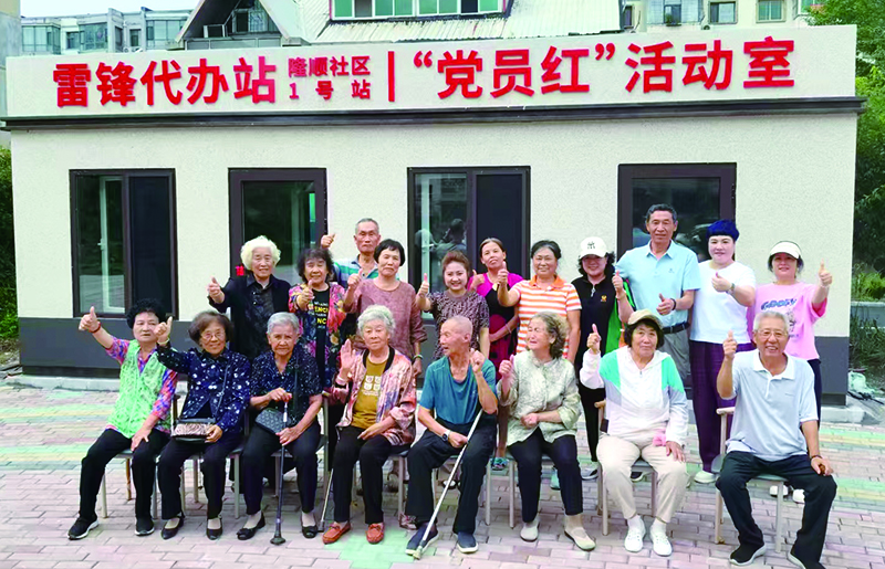 居民为改造后的小区竖起大拇指