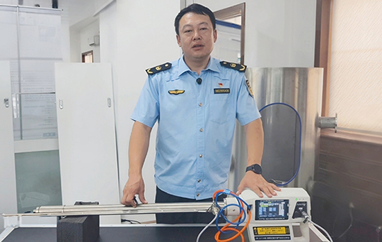 大连市参赛队选手姜世伟在演示操作便携式紫外烟气综合分析仪