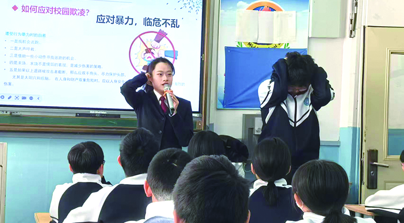 刘一林（站立左一）在普法课堂上