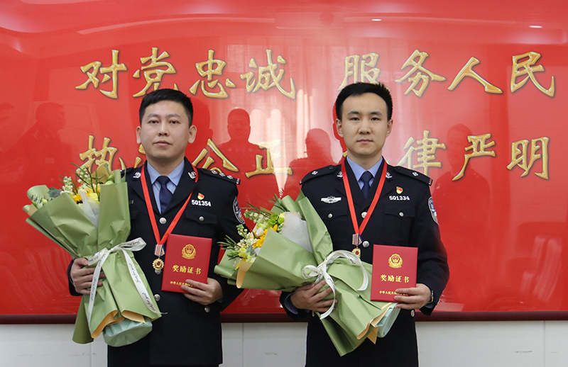 李忠跃（左）和孙绍舫（右）