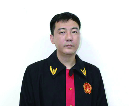 马奔法袍照
