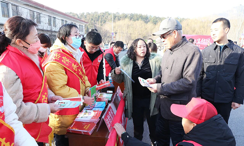 喀左县委政法委联合县司法局、中三家镇政府开展法律宣传、咨询活动。