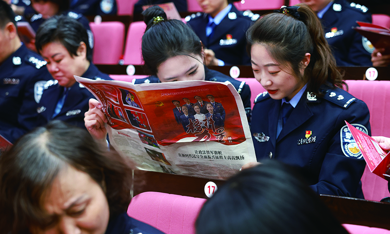 政法干警仔细翻阅《榜样力量》特刊