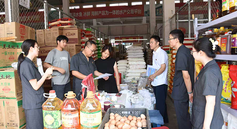 沈北法庭朱闯庭长（左三）带队进市场做普法工作