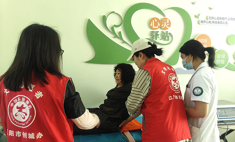 1专业社工为群众服务