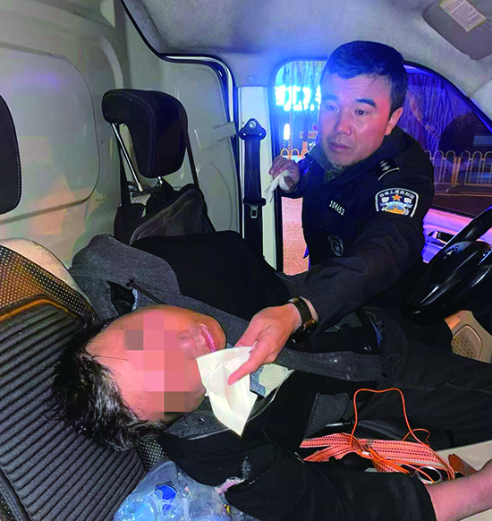 巡组民警赵正超为昏迷司机擦拭口鼻异物