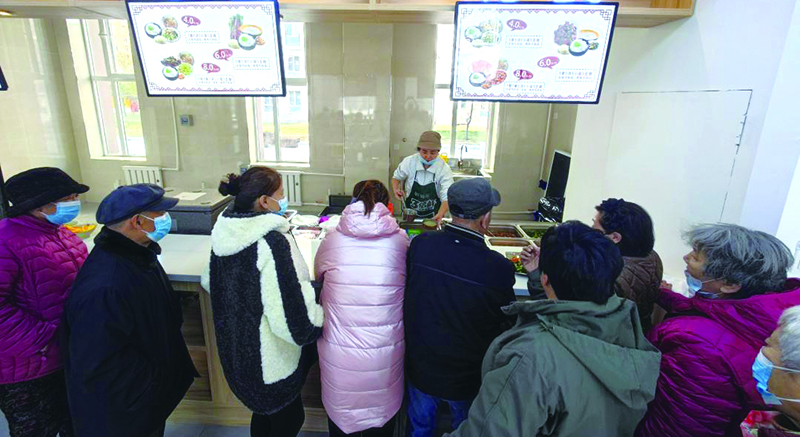 图片1:居民在社区食堂解决一日三餐