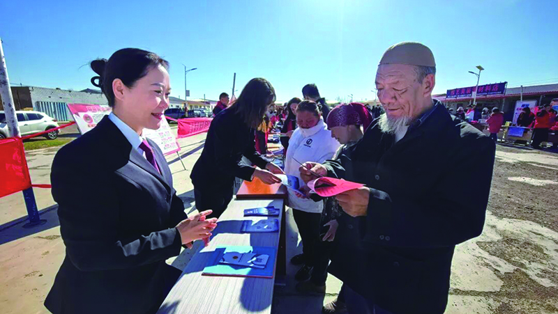 周虹(左一)与当地检察干警开展普法宣传